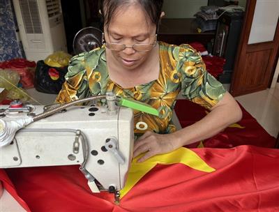 Hà Nội: Làng nghề thêu cờ Tổ quốc tất bật trước ngày Quốc Khánh 2/9